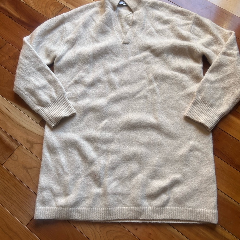 Zara Women's Cream V-Neck Sweater